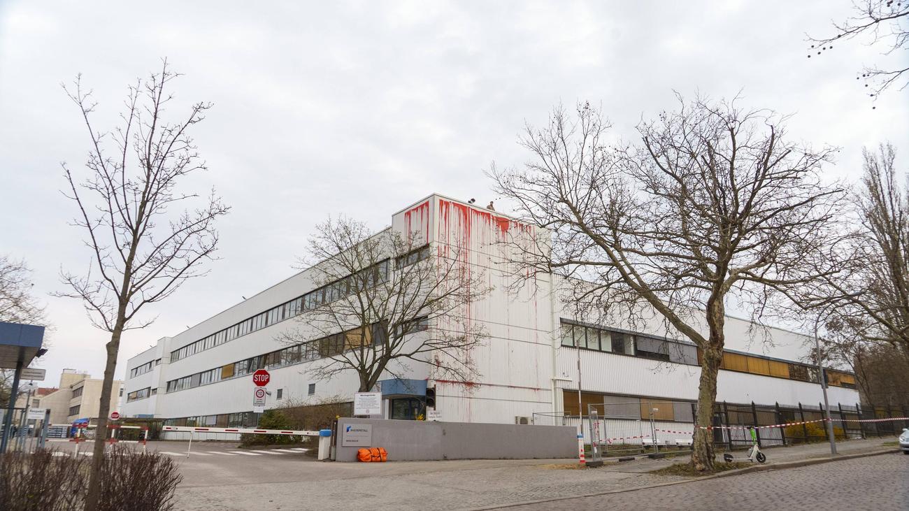 Rüstungsexporte: Aktivisten protestieren erneut vor Gelände von Rheinmetall in Berlin