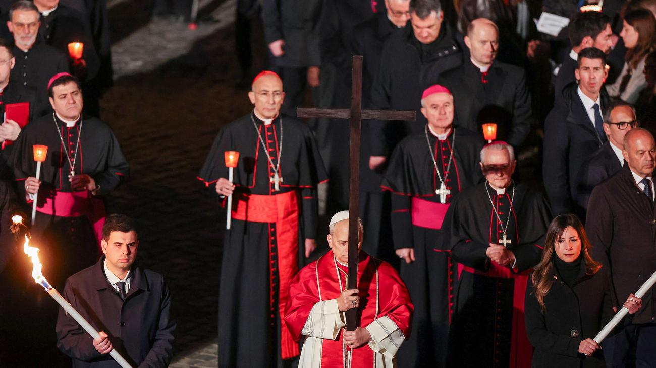 Karfreitag: 30.000 Menschen verfolgen Kreuzwegprozession mit Papst Leo XIV. in Rom