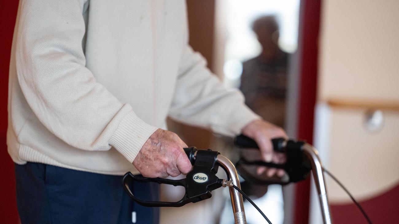 Pflege: Mindesteigenanteil für Pflege fast so hoch wie Durchschnittsrente