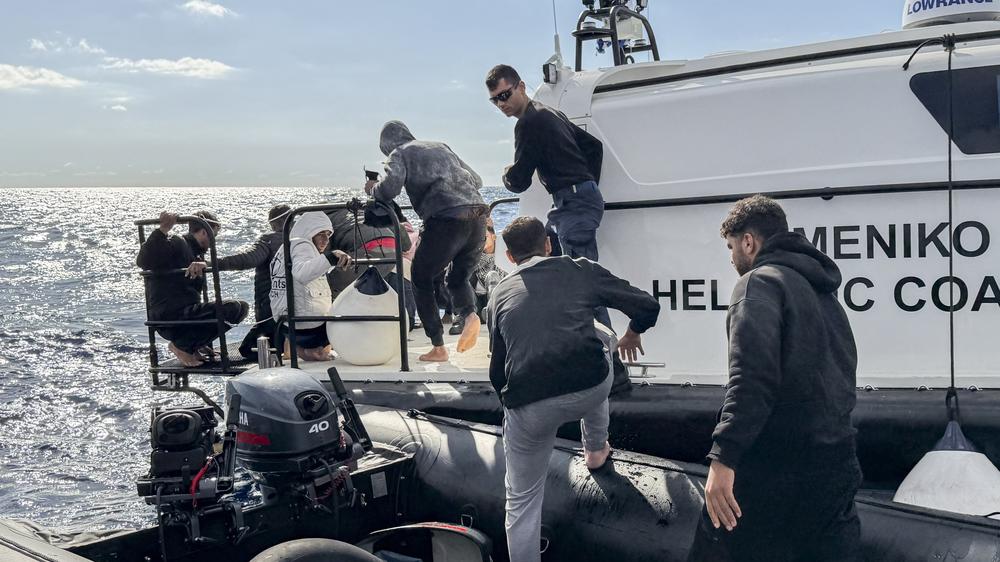 Seenotrettung: Migranten, die versuchen, das Mittelmeer in einem Schlauchboot zu überqueren, werden im November 2025 vor der Insel Kreta von der griechischen Küstenwache aufgegriffen und gerettet.