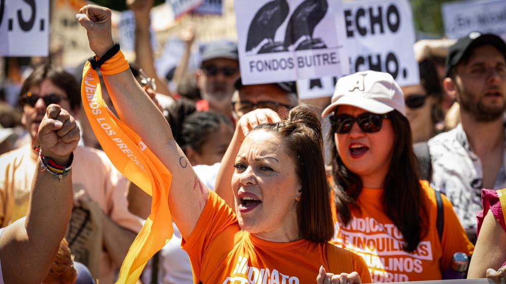  Tausende Bürger demonstrierten in Madrid, um Maßnahmen gegen Immobilienspekulationen in Spanien zu fordern.