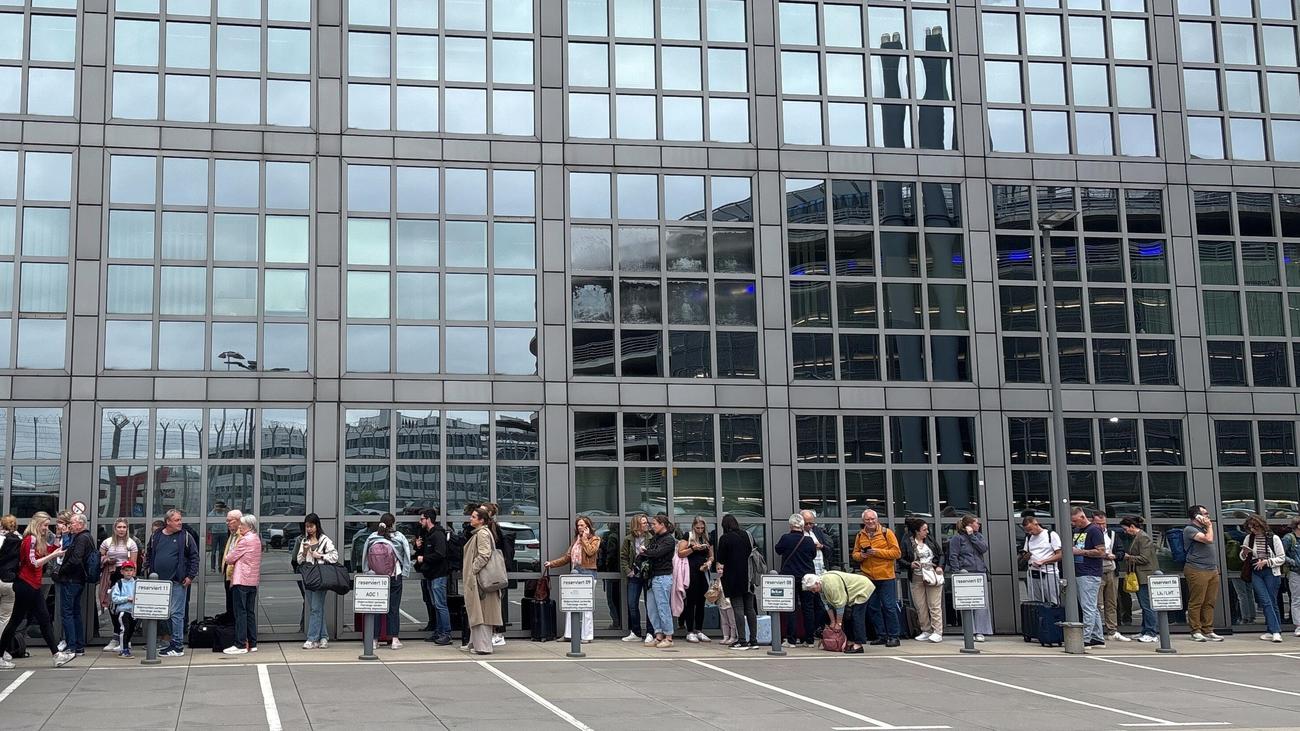Hamburg: Polizei räumt Sicherheitsbereich am Hamburger Flughafen