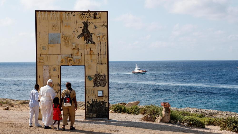  Papst Leo macht Halt am Denkmal Porta d’Europa auf der Insel Lampedusa, einem wichtigen Ankunftsort für Migranten, die das Mittelmeer überqueren.