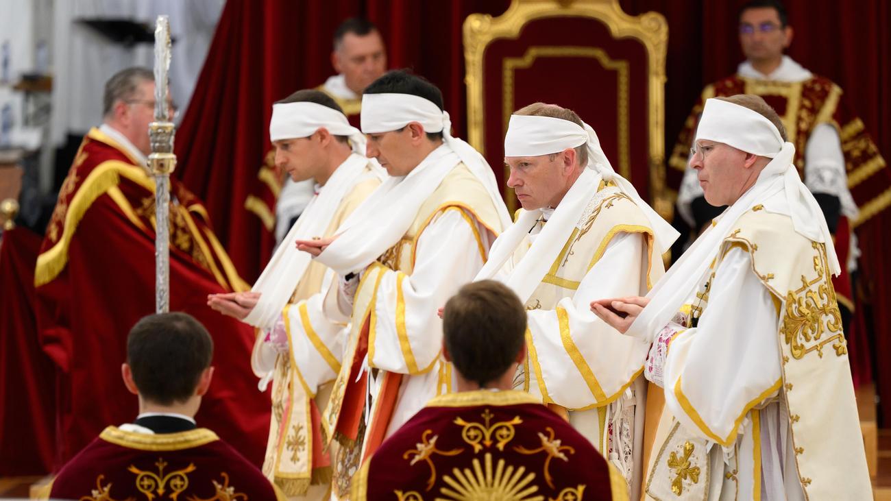 Piusbruderschaft: Vom Papst verstoßen, von der extremen Rechten gefeiert