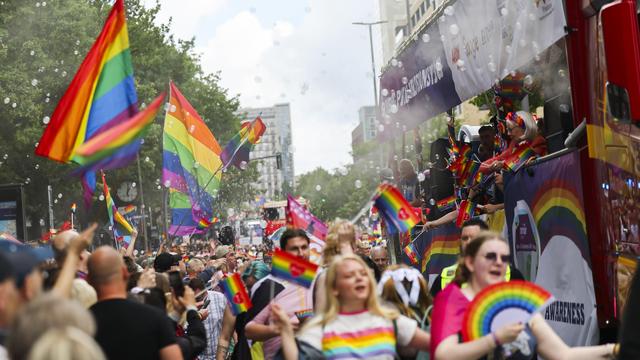 CSD in Hamburg: Hamburger Einkaufszentrum weist Menschen mit Regenbogenflagge ab