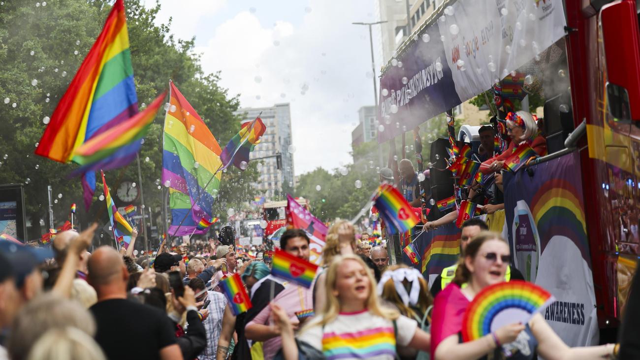 (Update) CSD in Hamburg: Hamburger Einkaufszentrum weist Menschen mit Regenbogenflagge ab | DIE ZEIT