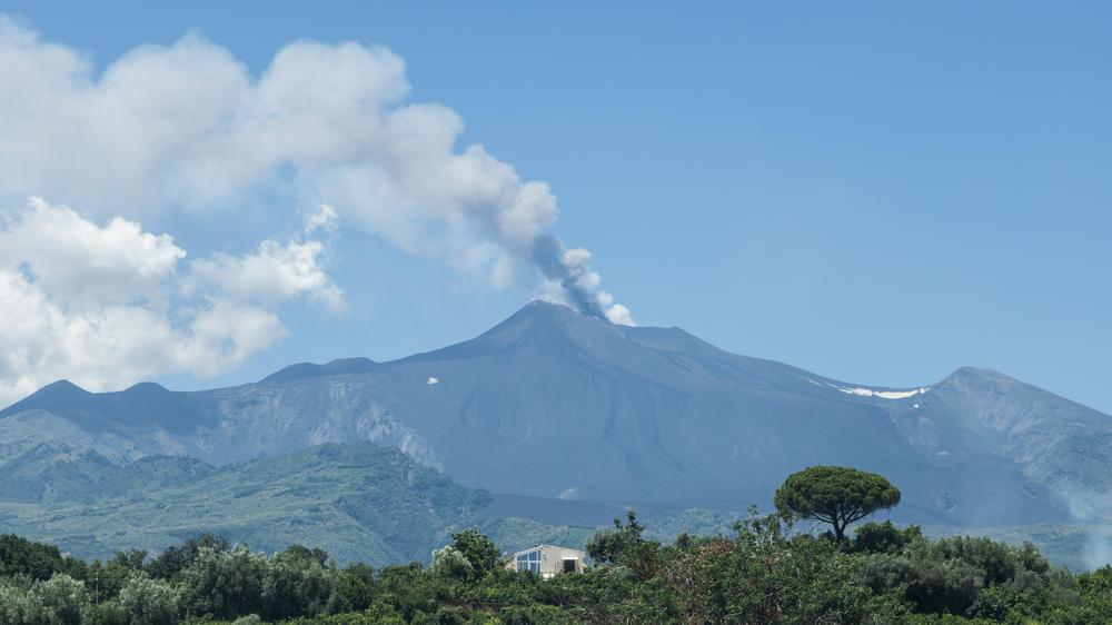 Italien: Bereits im Juli musste am Flughafen Catania der Verkehr wegen einer Aschewolke aus dem Ätna eingeschränkt werden.