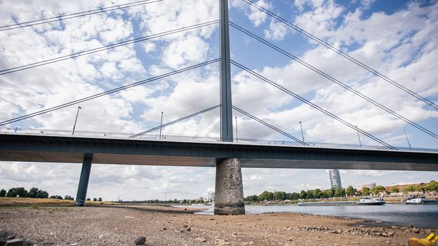 Trockenheit: Rheinpegel bei Düsseldorf sinkt auf historischen Tiefstand