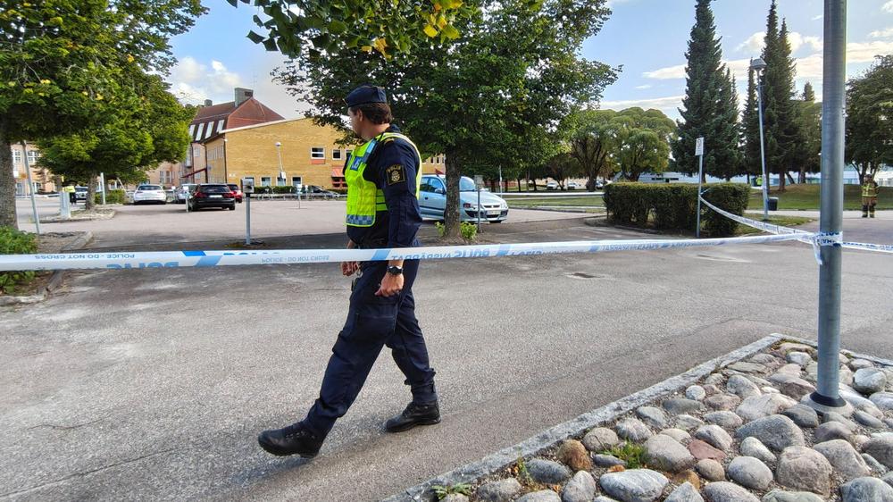 Schweden: Ein Polizist sichert das Areal rund um eine weiterführende Schule im schwedischen Fagersta. Dort sind mehrere Menschen bei einem Angriff mit einem Schwert verletzt worden.