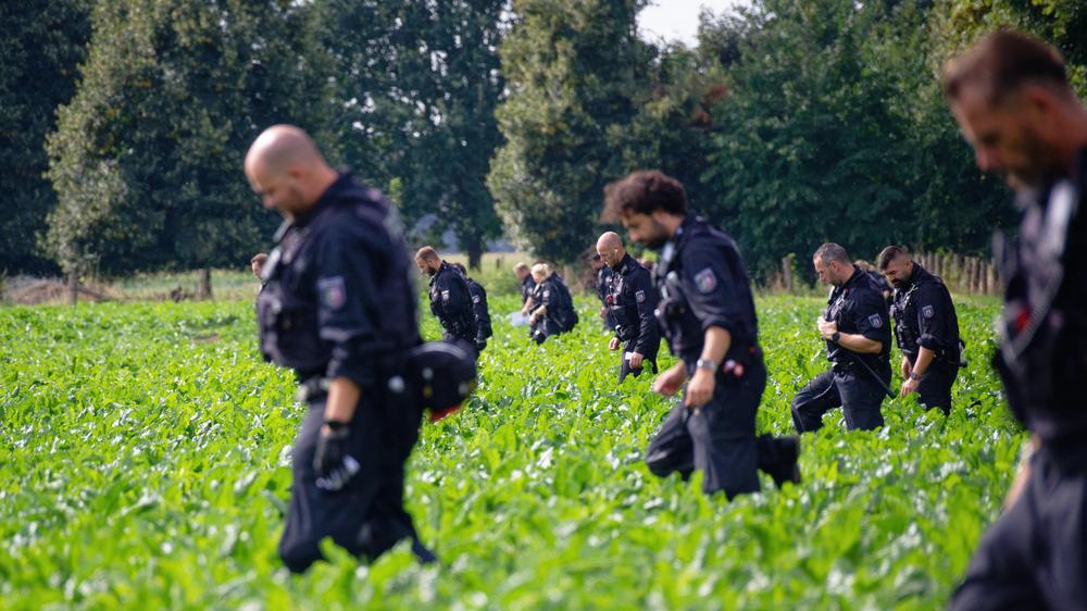  Polizisten suchen in der Umgebung des Umspannwerkes des Netzbetreibers Amprion in Bergheim ein Feld ab. Eine Störung an einem Umspannwerk in Bergheim bei Köln ist nach ersten Erkenntnissen der Polizei vorsätzlich verursacht worden.