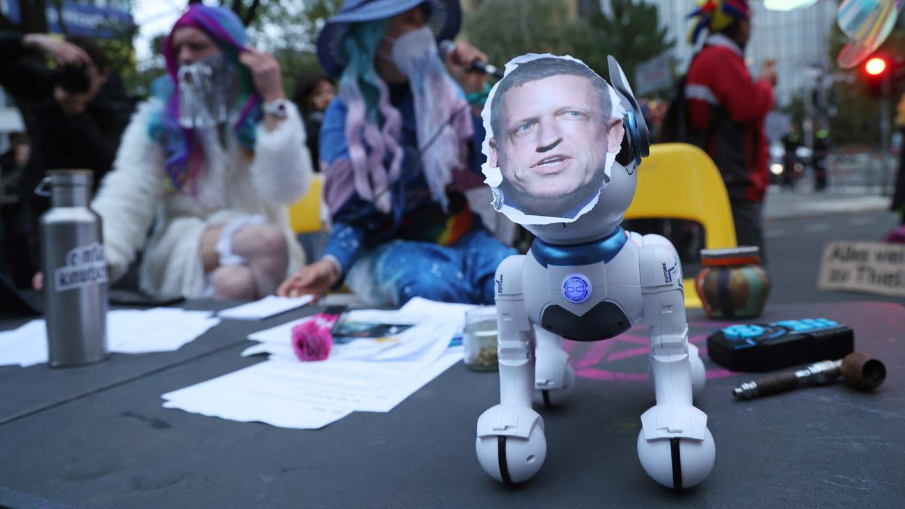 Axel Springer: Hundreds demonstrate against award ceremony for Peter Thiel