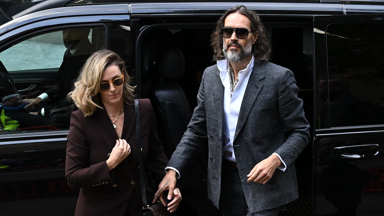 Russell Brand: Prozess um Vergewaltigungsvorwürfe gegen Russell Brand hat ...