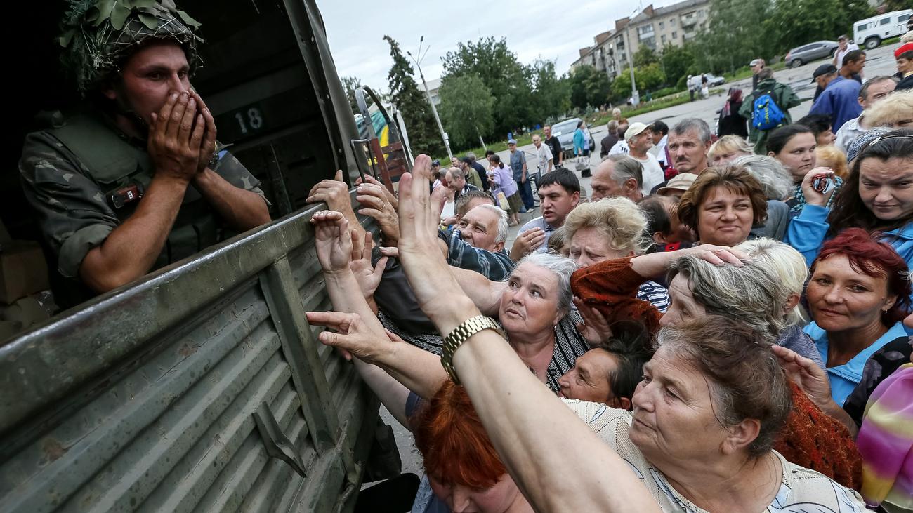 Мирные события. Украина Славянск 05 05 2014. Погибшие местные дители на Украин.