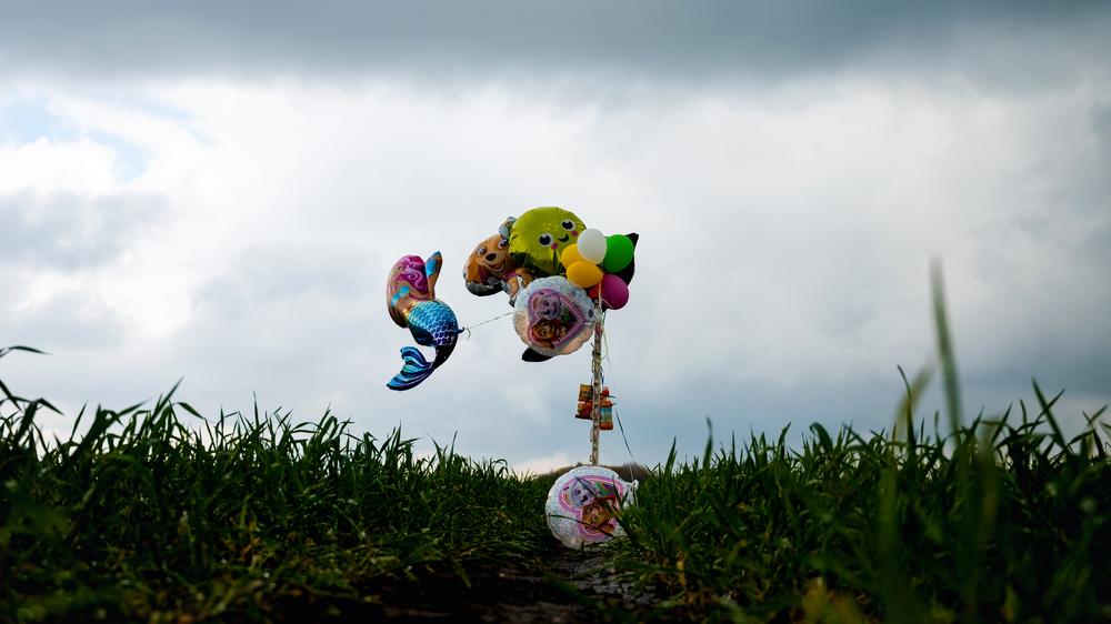 Vermisster Sechsjähriger in Bremervörde: Luftballons und Süßigkeiten hängen zur Hilfe bei der Suche nach dem sechs Jahre alten vermissten Jungen Arian auf einem Feld bei Bremervörde.