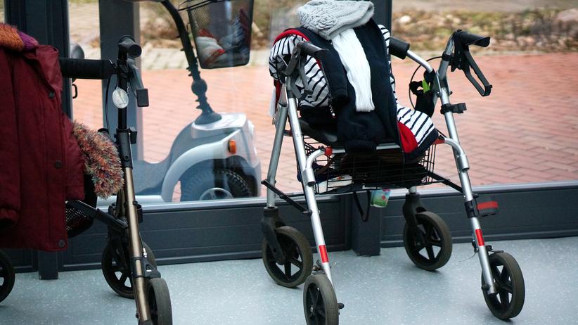 Engagement im Alter: Rollatoren an der Fensterfront im Allerlüd