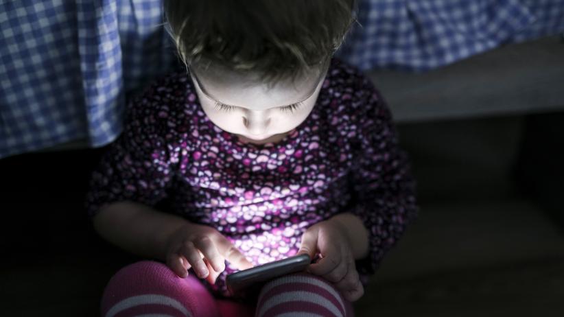Smartphonenutzung: Faszination Smartphone: Schon Dreijährige können die Geräte selbstständig bedienen.