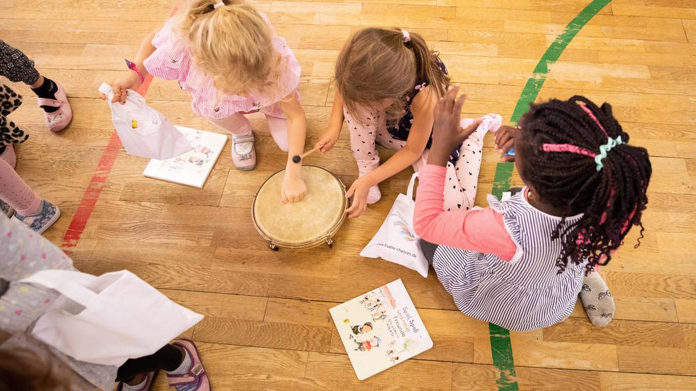 Aufruf: Die Kita als Bildungseinrichtung, in der Kinder Neues lernen und sich entwickeln? Das geht nur, wenn auch Personal da ist.