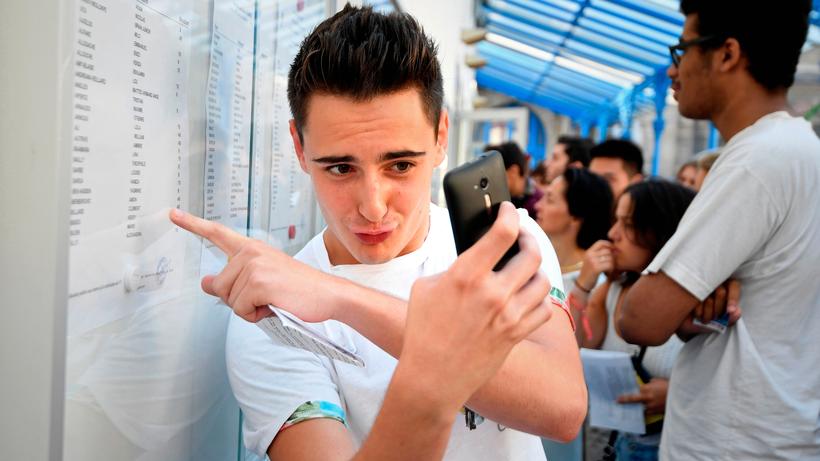 Handyverbot: Ein Schüler in Paris macht ein Selfie von sich und seinen Prüfungsergebnissen. 