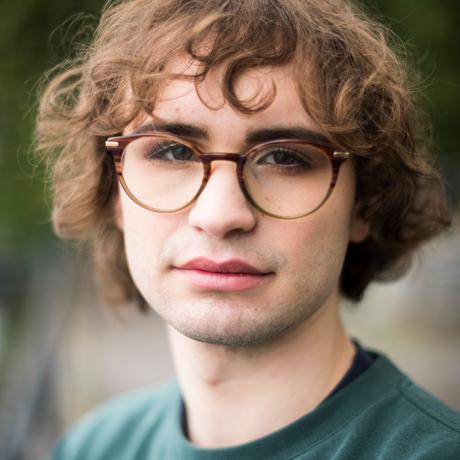 Willy Hanewald macht gerade ihr Abitur am Archenhold-Gymansium in Berlin. Sie engagiert sich seit der 10. Klasse an ihrer Schule und ist derzeit Mitglied des Landesschülerausschusses Berlin. Außerhalb der Schule ist sie aktiv bei der Grünen Jugend. 