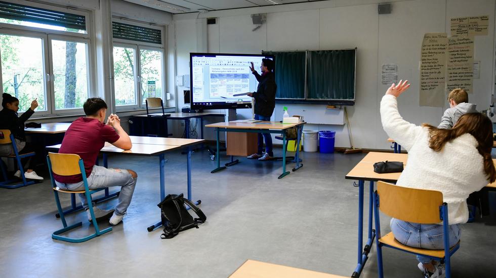 Sommerferien: Freiwillig in die Schule – Ferien fallen ja eh aus | ZEIT ...