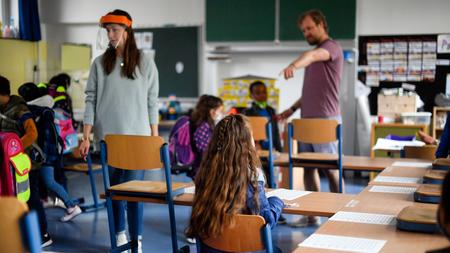 Covid 19 Nrw Bietet Beschaftigten In Schulen Und Kitas Coronavirus Tests An Zeit Online