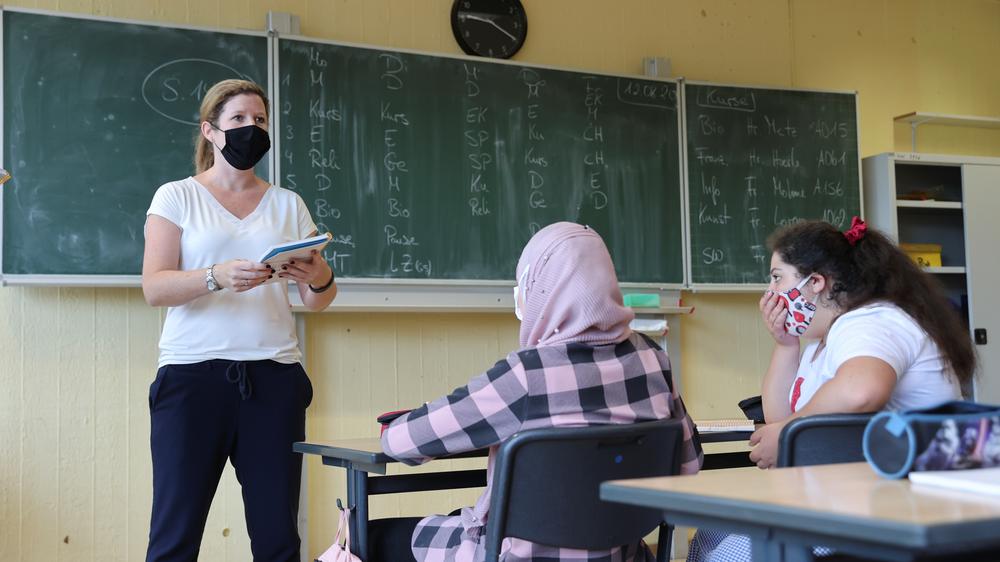 Schutz vor Corona: Lehrerin in Nordrhein-Westfalen: Bis Ende August gilt dort eine Maskenpflicht auch im Unterricht, danach soll sie wegfallen.