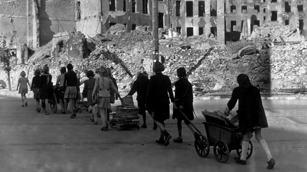 Demokratische Schulen: Berlin, 1945: Schülerinnen retten Schulbücher aus ihrer zerbombten Schule 
