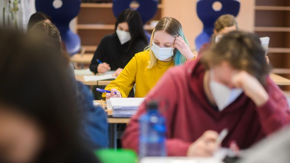 Corona-Maßnahmen: Nach den Sommerferien wieder mit Test, Maske und gar Homeschooling? Schüler eines Gymnasiums in Hannover
