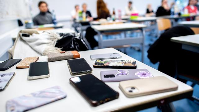Handys im Unterricht: OECD rät von strikten Handyverboten an Schulen ab