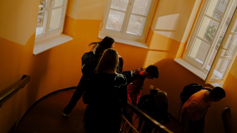 Startprogramma: Studenten en studenten van de Duncker Oberschule eilen die Treppe hinunter in den Pausenhof. Ook is er sprake van een renovatie-inspanning.