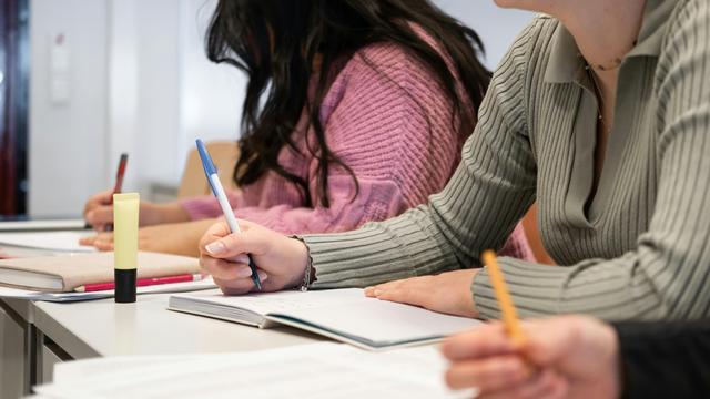 Universität Tübingen: Mädchen wissen laut Studie weniger über Wirtschaft als Jungen