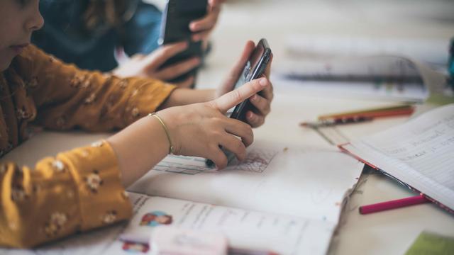 Handyverbot an Schulen: CDU-Parteitag soll über strengere Handy-Regeln an Schulen beraten