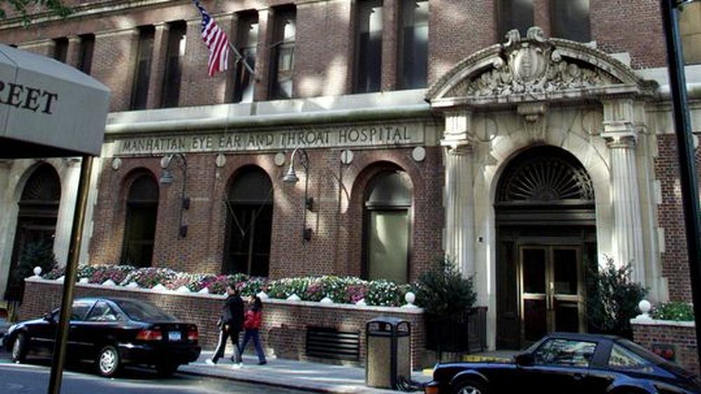 Glauben: Vor dem Eingang eines Krankenhauses kam die Erkenntnis, das man ohne Gott niemandem die Schuld geben kann