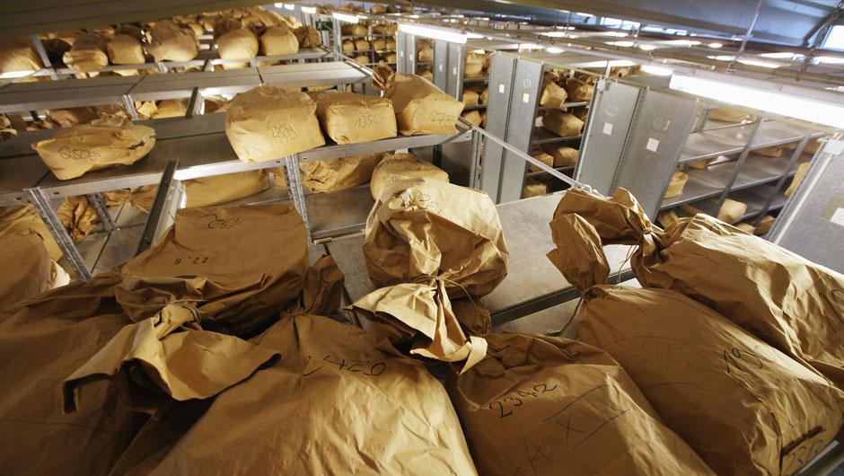 Ungewöhnliche Berufe Die, die StasiAkten zusammenkleben ZEIT ONLINE