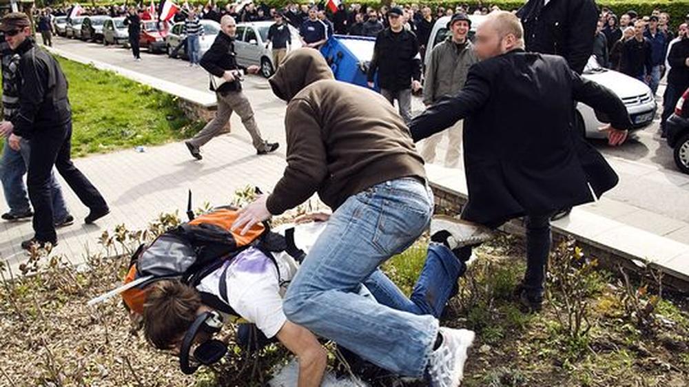 Lokaljournalisten: Ein Medienvertreter wird während einer NPD-Demonstration von Rechtsextremisten angegriffen (Archivbild, 1.5.2008, Hamburg)
