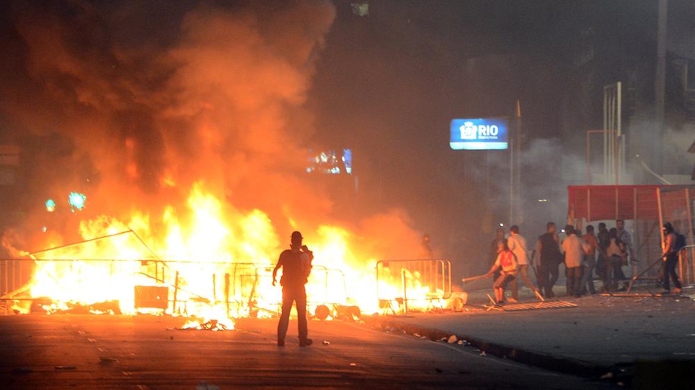 Ausschreitungen: Demonstranten haben in Rio in der Nacht Barrikaden in Brand gesteckt. 