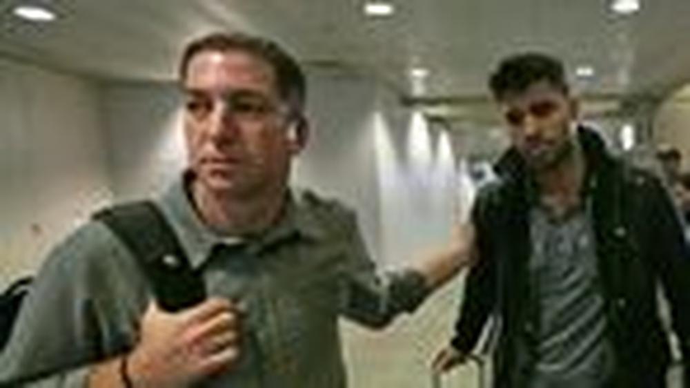 Journalist Greenwald: Glenn Greenwald (links) holt in Rio seinen Lebensgefährten David Miranda vom Flughafen ab.