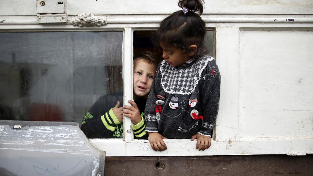 Kinder in einem Roma-Camp nahe Paris. Ihre Eltern hoffen auf eine bessere Zukunft in Frankreich.