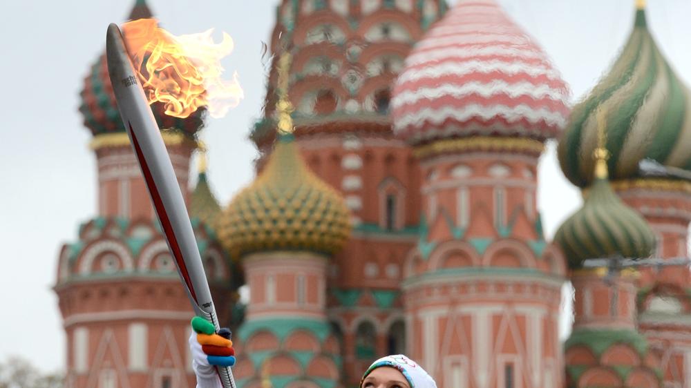 Olympische Spiele: Kunstturnerin Svetlana Khorkina mit der olympischen Fackel in Moskau