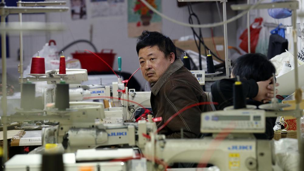 Chinesen in Italien: Chinesische Arbeiter in einer Textilfabrik in Prato während einer Polizeikontrolle