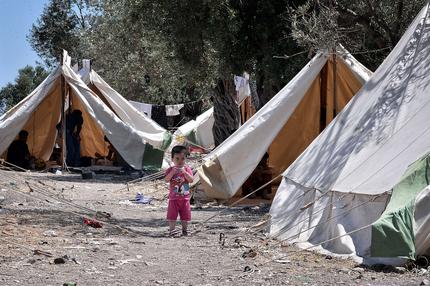 Ein Flüchtlingskind steht in einem provisorischen Lager nahe der Stadt Mytilini auf der griechischen Insel Lesbos.