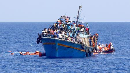 Fluchtlinge 50 Tote Auf Fluchtlingsboot Im Mittelmeer Zeit Online