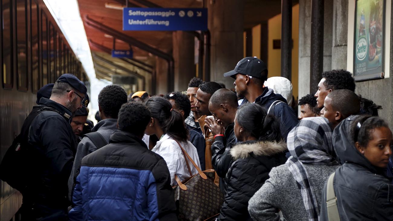 Миграционная политика после крокуса. Мигранты в Европе. Беженцы на вокзале. Мигранты в Ирландии. Европейский миграционный кризис.