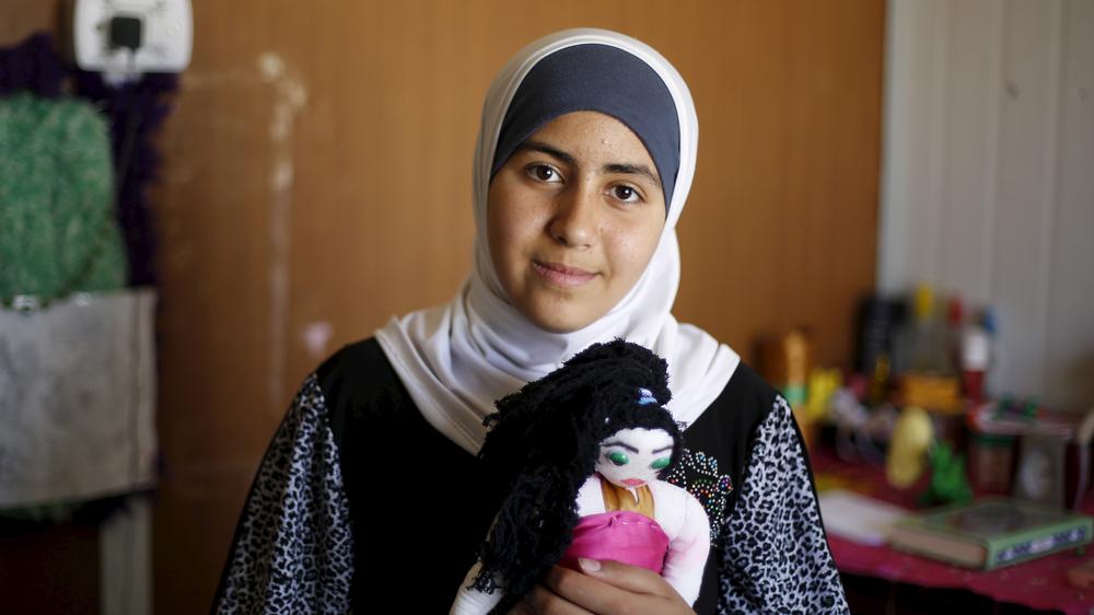 Kinderehe: Das syrische Flüchtlingskind Omaima al-Huschan mit ihrem Lieblingsspielzeug, einem Teddy. Die 14-Jährige rief in einem jordanischen Flüchtlingslager eine Initiative gegen Zwangsheiraten Minderjähriger ins Leben. 