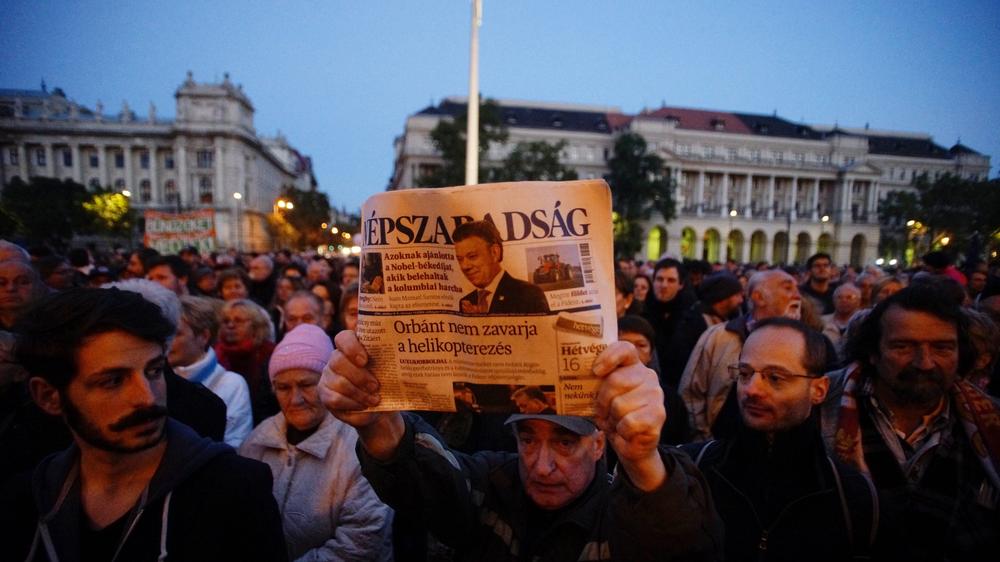 Ungarn: Bei einem Protest gegen die Einstellung von "Népszabadság" hält ein Demonstrant in Budapest die letzte gedruckte Ausgabe der ungarischen Oppositionszeitung hoch.