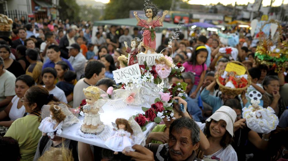 Mord an Kindern: Katholiken in San Salvador (El Salvador)  zelebrieren an einem 28. Dezember das Fest der unschuldigen Kinder, das an Herodes' vermeintlichen Kindermord zu Bethlehem anknüpft.