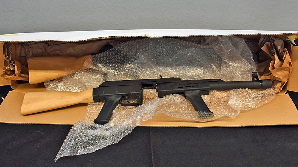 Illegale Waffen: Sichergestellte Nachbauten einer Kalaschnikow, die von "Migrantenschreck" für 750 Euro vertrieben werden.