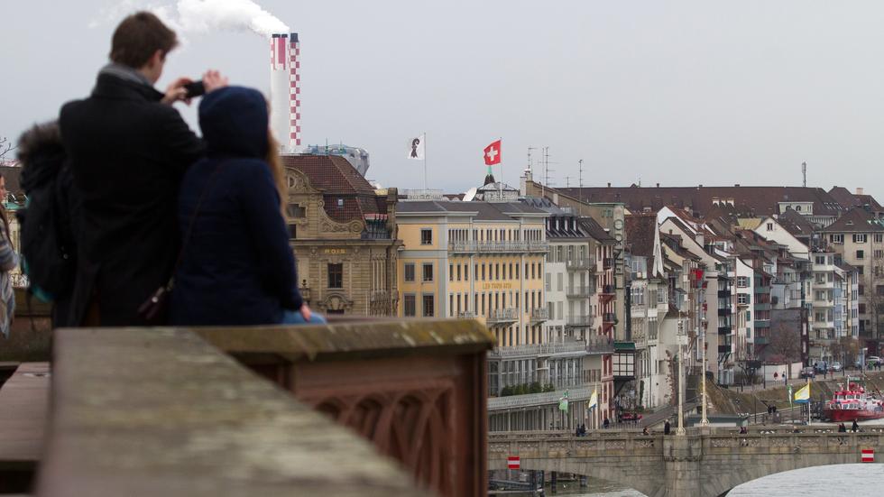 Einbürgerung: Die schweizer Stadt Basel am Rhein