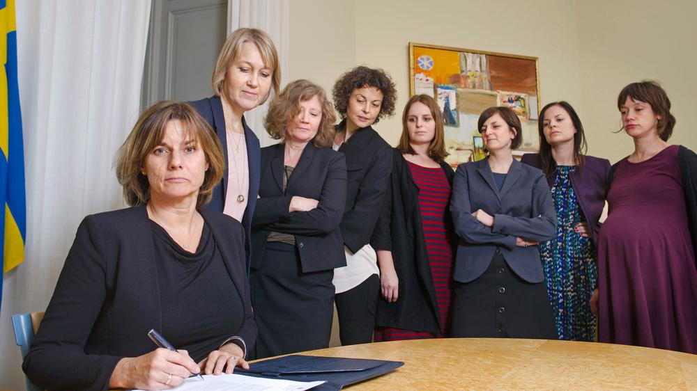 Schweden: Schwedens Vize-Ministerpräsidentin Isabella Lövin (links) unterzeichnet ein neues Klimagesetz - umgeben von weiblichen Kolleginnen. Das Foto gilt als Reaktion auf ein ähnliches Bild mit US-Präsident Donald Trump und seinem männlichen Team.