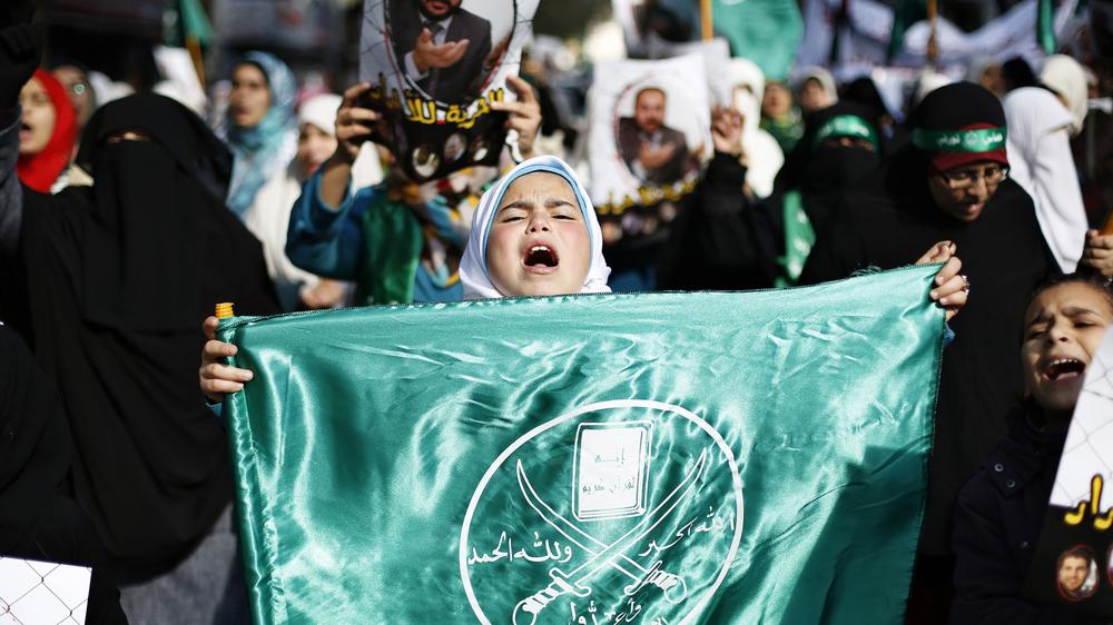 Jordanien: In Amman, Jordanien, trägt ein Mädchen die Flagge der Muslimbruderschaft.
